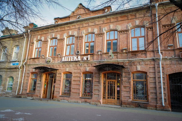 Первая городская аптека Челябинска расположена в историческом здании по адресу ул. Кирова, 141 (в дореволюционном городе — ул. Уфимская).